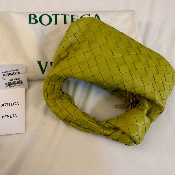 100% authentic Bottega Veneta mini Jodie leather handbag in chartreuse green. - Picture 4 of 11